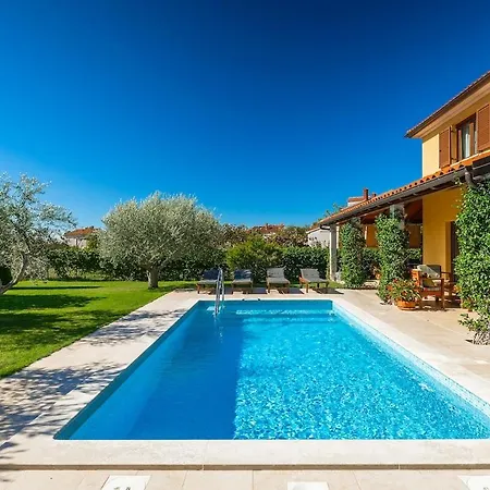 Villa House Leticia By Istrialux