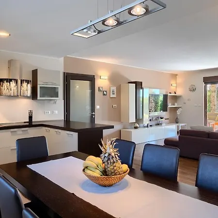 Villa House Leticia By Istrialux *